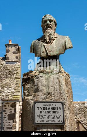Salers , buste de Tyssandier d'Escous qui a travaillé à reconnaître et développer le bétail de salers, département de Cantal, Auvergne Rhône Alpes, France Banque D'Images