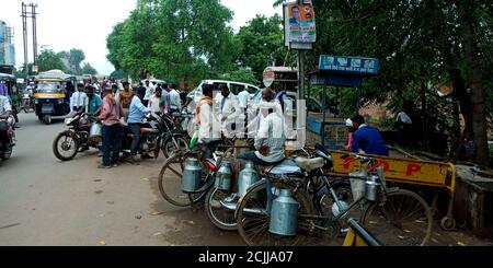 DISTRICT KATNI, INDE - 16 SEPTEMBRE 2019 : les milkmen de rue du village indien qui vendent du lait sur la route parmi la foule publique. Banque D'Images