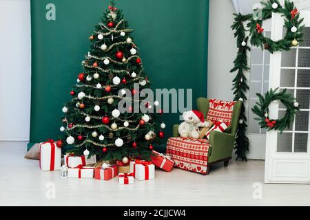 Porte rustique donnant sur une chambre décorée pour Noël Banque D'Images