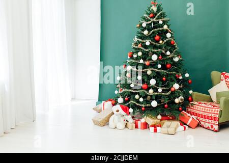 Porte rustique donnant sur une chambre décorée pour Noël Banque D'Images