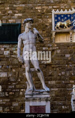 Réplique du David de Michel-Ange devant le Palazzo Vecchio à Florence Banque D'Images