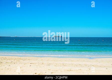 Belle plage publique avec eau turquoise sur le littoral du golfe Persique, Dubaï. Banque D'Images