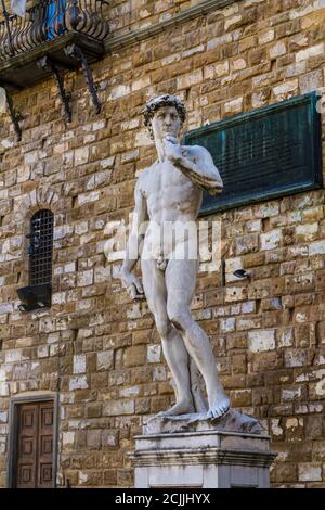 Réplique de David à l'extérieur du Palazzo Vecchio à Florence Banque D'Images