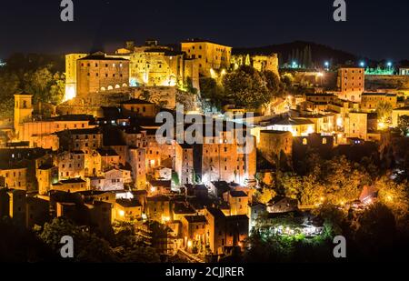 Sorano, ville de la province de Grosseto, au sud de la Toscane, en Italie Banque D'Images