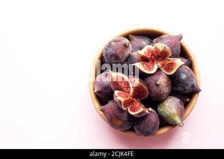 Figues mûres dans un bol en bois. Copier l'espace. Pose à plat Banque D'Images