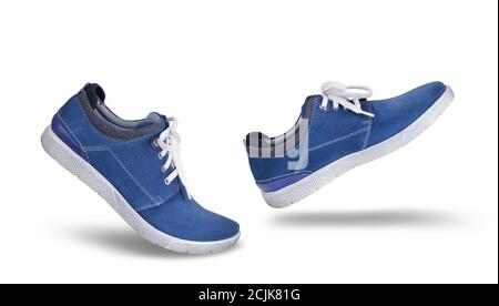 Élégant décontracté bleu daim chaussures marche en avant, isolé sur fond blanc, concept de style de vie Banque D'Images