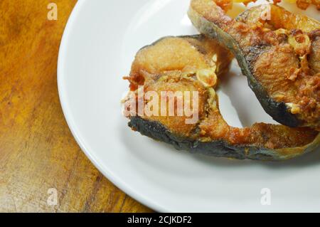 tranche de poisson-chat rayé salé frit sur un plat blanc Banque D'Images