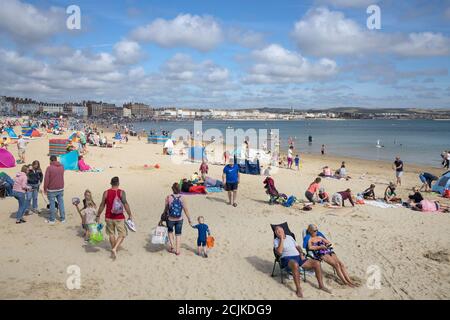 Vacanciers sur la plage, Weymouth, Jurassic Coast, Dorset, Angleterre, Royaume-Uni Banque D'Images