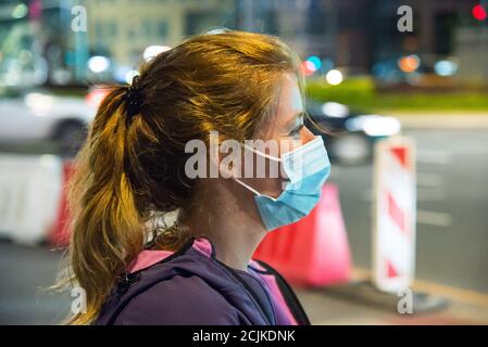 Pologne, août/septembre 2020: Impressions Pologne - 2020 Pologne/Varsovie-Varsovie/porter un masque de protection dans la circulation urbaine, coronavirus, Covid-19. | utilisation dans le monde entier Banque D'Images