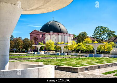 Vue depuis le parc du Staatstheater jusqu'à l'église Saint-Ludwig (Katholische Pfarrkirche St. Ludwig) à Darmstadt, en Allemagne Banque D'Images