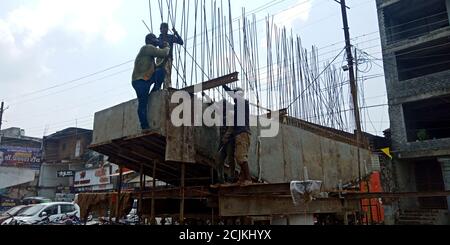 DISTRICT KATNI, INDE - 05 SEPTEMBRE 2019 : travailleur municipal indien créant un pont pendant les travaux de construction de chantiers routiers. Banque D'Images