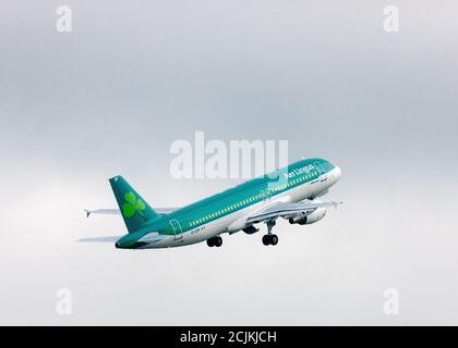 Cork, Cork, Irlande. 15 septembre 2020. Un Aer Lingus Aibus A320 prend la direction de Londres Heathrow à l'aéroport de Cork, Cork, Irlande. L'aéroport est confronté à des problèmes de plus en plus nombreux après que Ryanair a averti qu'il allait retirer ses services de Cork pour l'hiver si le gouvernement ne assoupit pas les règles de quarantaine pour les personnes qui voyagent à l'intérieur et à l'extérieur de l'État. - crédit; David Creedon / Alamy Live News Banque D'Images