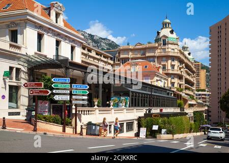 Monte Carlo, Monaco - 15 août 2018 : avenue des Spelugues par beau temps, vue sur la rue avec des personnes à pied et des voitures dans la rue Banque D'Images