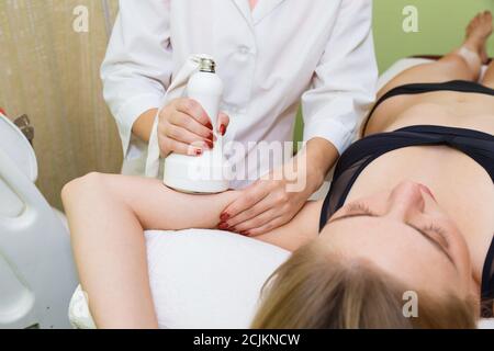 La procédure de cavitation sur la main d'une jeune femme pour la beauté et la stenderness de ses mains. Banque D'Images