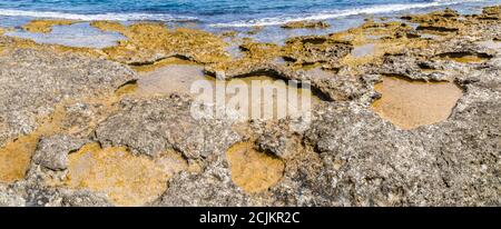 Les vagues s'écrasant contre les rochers de la côte des Pouilles près de Bari Banque D'Images
