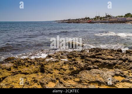 Les vagues s'écrasant contre les rochers de la côte des Pouilles près de Bari Banque D'Images