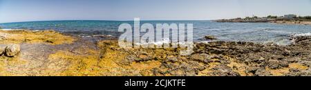 Les vagues s'écrasant contre les rochers de la côte des Pouilles près de Bari Banque D'Images