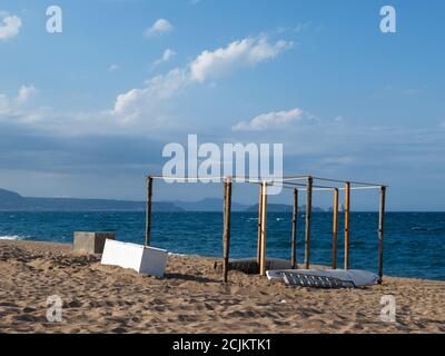 chaises de plage sur la côte de l'espagne Banque D'Images