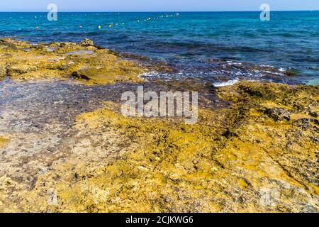 Les vagues s'écrasant contre les rochers de la côte des Pouilles près de Bari Banque D'Images