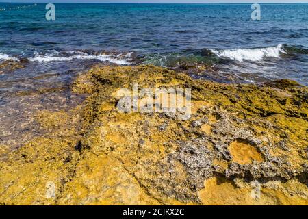 Les vagues s'écrasant contre les rochers de la côte des Pouilles près de Bari Banque D'Images