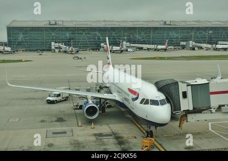 HEATHROW, ANGLETERRE -3 SEP 2020- vue d'un avion de British Airways (BA) à l'aéroport de Londres Heathrow (LHR), le principal aéroport de Londres. Banque D'Images