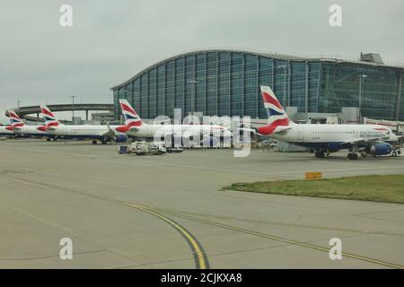 HEATHROW, ANGLETERRE -3 SEP 2020- vue d'un avion de British Airways (BA) à l'aéroport de Londres Heathrow (LHR), le principal aéroport de Londres. Banque D'Images