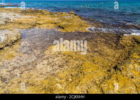 Les vagues s'écrasant contre les rochers de la côte des Pouilles près de Bari Banque D'Images