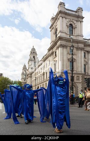 Artistes en costume à la « Marine extinction March », manifestation de la rébellion de l'extinction, Parliament Square, Londres, 6 septembre 2020 Banque D'Images