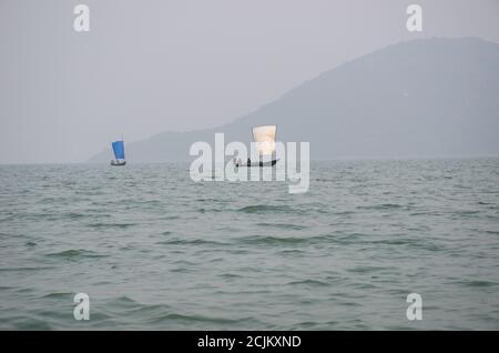 bateau à voile flottant au-dessus du lac chilika rambha Banque D'Images