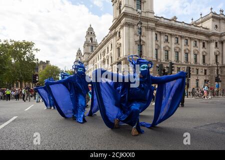 Artistes en costume à la « Marine extinction March », manifestation de la rébellion de l'extinction, Parliament Square, Londres, 6 septembre 2020 Banque D'Images