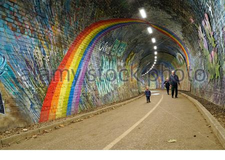 Édimbourg, Écosse, Royaume-Uni. 15 septembre 2020. Les personnes qui apprécient la promenade au bord de la rivière sur l'eau de Leith passent par le tunnel de Colinton, un tunnel ferroviaire victorien qui a été décoré avec la plus grande fresque historique d'Écosse, basée sur une courte histoire de Robert Louis Stevenson et célébrant l'histoire industrielle, sociale, artistique et littéraire de la région. La peinture murale devrait être terminée en septembre. Crédit : Craig Brown/Alay Live News Banque D'Images