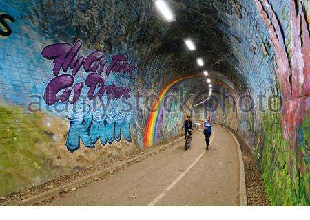 Édimbourg, Écosse, Royaume-Uni. 15 septembre 2020. Les personnes qui apprécient la promenade au bord de la rivière sur l'eau de Leith passent par le tunnel de Colinton, un tunnel ferroviaire victorien qui a été décoré avec la plus grande fresque historique d'Écosse, basée sur une courte histoire de Robert Louis Stevenson et célébrant l'histoire industrielle, sociale, artistique et littéraire de la région. La peinture murale devrait être terminée en septembre. Crédit : Craig Brown/Alay Live News Banque D'Images