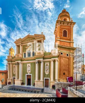 Façade et architecture de la basilique Saint-Michel-Archange dans la vieille ville de Menton, ville pittoresque de la région Provence-Alpes-Côte d'Azur Banque D'Images