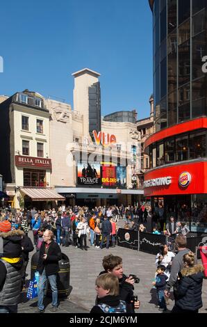 Rue animée devant le cinéma vue West End, Leicester Square, dans la Cité de Westminster, Londres, Angleterre. Banque D'Images