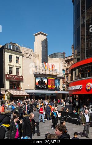 Rue animée devant le cinéma vue West End, Leicester Square, dans la Cité de Westminster, Londres, Angleterre. Banque D'Images