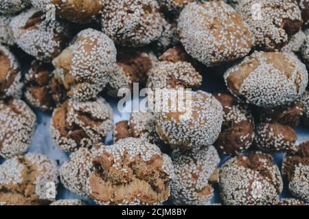 Onde onde, collation traditionnelle indonésienne. À base de farine de blé mélangeant de la farine de riz collante et des graines de sésame. Banque D'Images