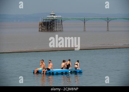 Les gens apprécient l'eau du lac de Clevedon Marine Lake dans le Somerset alors que les températures élevées continuent dans une grande partie du Royaume-Uni. Banque D'Images