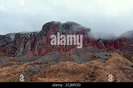 Montagne arménienne remplie de nuages. Banque D'Images