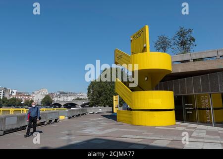 Londres, Angleterre. Un homme portant un masque bleu passe devant les célèbres marches jaunes du centre Southbank. Photo de Sam Mellish. Banque D'Images