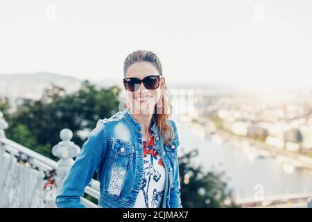 Joyeux jeune des années 30, femme urbaine hongroise, sourire en dents de souris, Budapest, Hongrie Banque D'Images