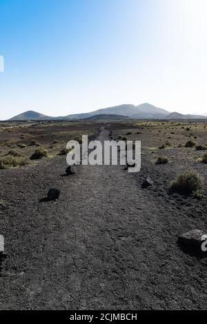 Routes de randonnée en lave volcanique et sentiers de randonnée dans le désert près du parc des volcans de Timanfaya. Lanzarote, Îles Canaries, Espagne. Concept de voyage Banque D'Images