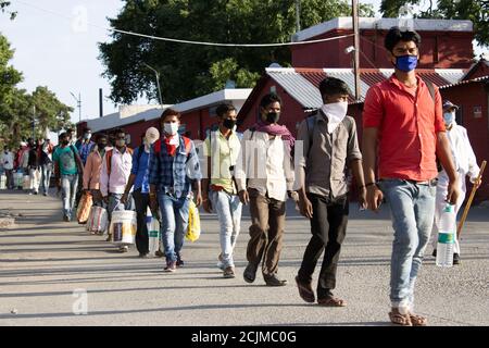 Dehradun, Uttarakhand/Inde - septembre 10 2020:les migrants venant de différents États en raison d'une pandémie de corona. Banque D'Images