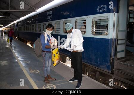 Dehradun, Uttarakhand/Inde - septembre 10 2020 : des fonctionnaires du gouvernement aident un migrant. Banque D'Images