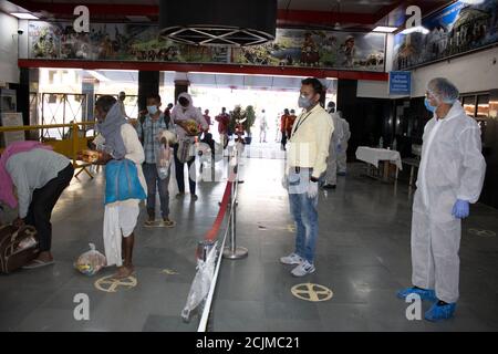 Dehradun, Uttarakhand/Inde - septembre 10 2020 : des fonctionnaires du gouvernement sont en service à la gare en cas de pandémie de corona. Banque D'Images