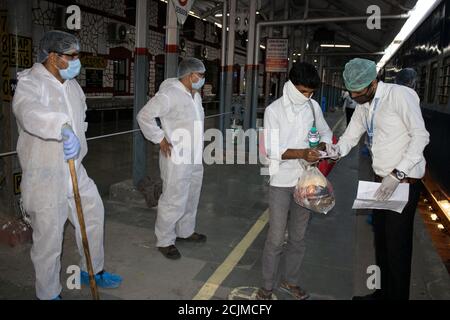 Dehradun, Uttarakhand/Inde - septembre 10 2020 : des fonctionnaires du gouvernement aident un migrant. Banque D'Images