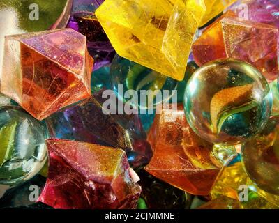 Billes et pierres colorées et éclatantes, orbes en verre coloré, arrière-plan rapproché avec mise au point sélective, pierres précieuses anciennes et fausses pierres précieuses rayées Banque D'Images