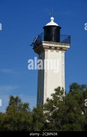 Le phare de Gacholle sur la Digue à la Mer ou sur la côte Digue dans la Réserve naturelle de Camargue et végétation halophyte les Saintes-Maries-de-la-Mer Provence Banque D'Images