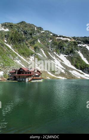 Chalet au bord du lac Balea, un lac glacier situé dans les montagnes Fagaras, dans le centre de la Roumanie, accessible par la route Transfagarasan Banque D'Images