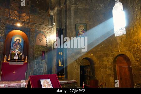 La lumière du soleil brille dans l'église catholique géorgienne Banque D'Images