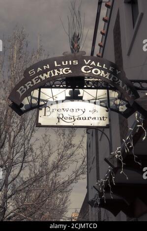 Panneau métallique attaché au côté d'un bâtiment historique en briques pour la San Luis Valley Brewing Company, une brasserie et un restaurant à Alamosa, Colorado. Banque D'Images